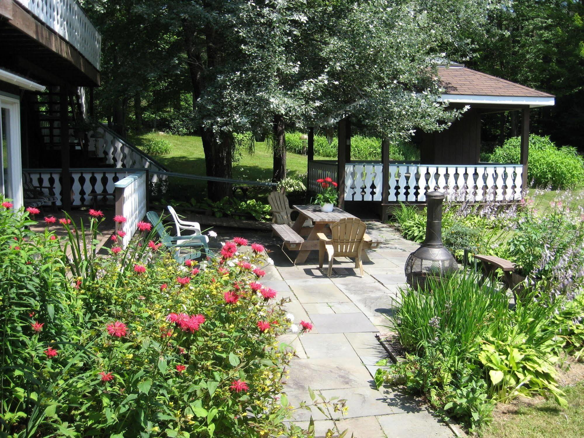 Blue Gentian Lodge At Magic Mountain Londonderry Exterior photo