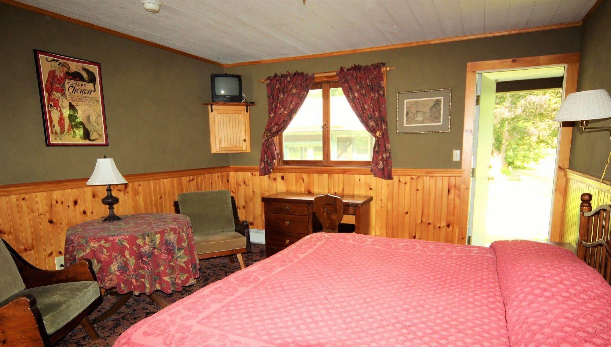 Blue Gentian Lodge At Magic Mountain Londonderry Exterior photo